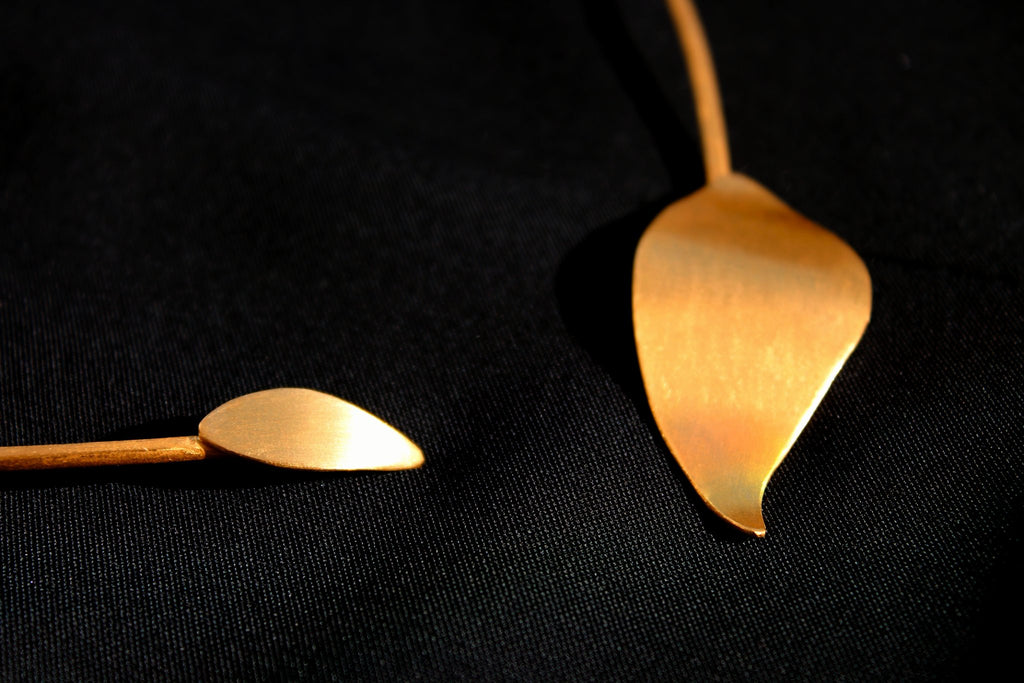 Gargantilha Oliva Assimétrica dourada | Eva Sal