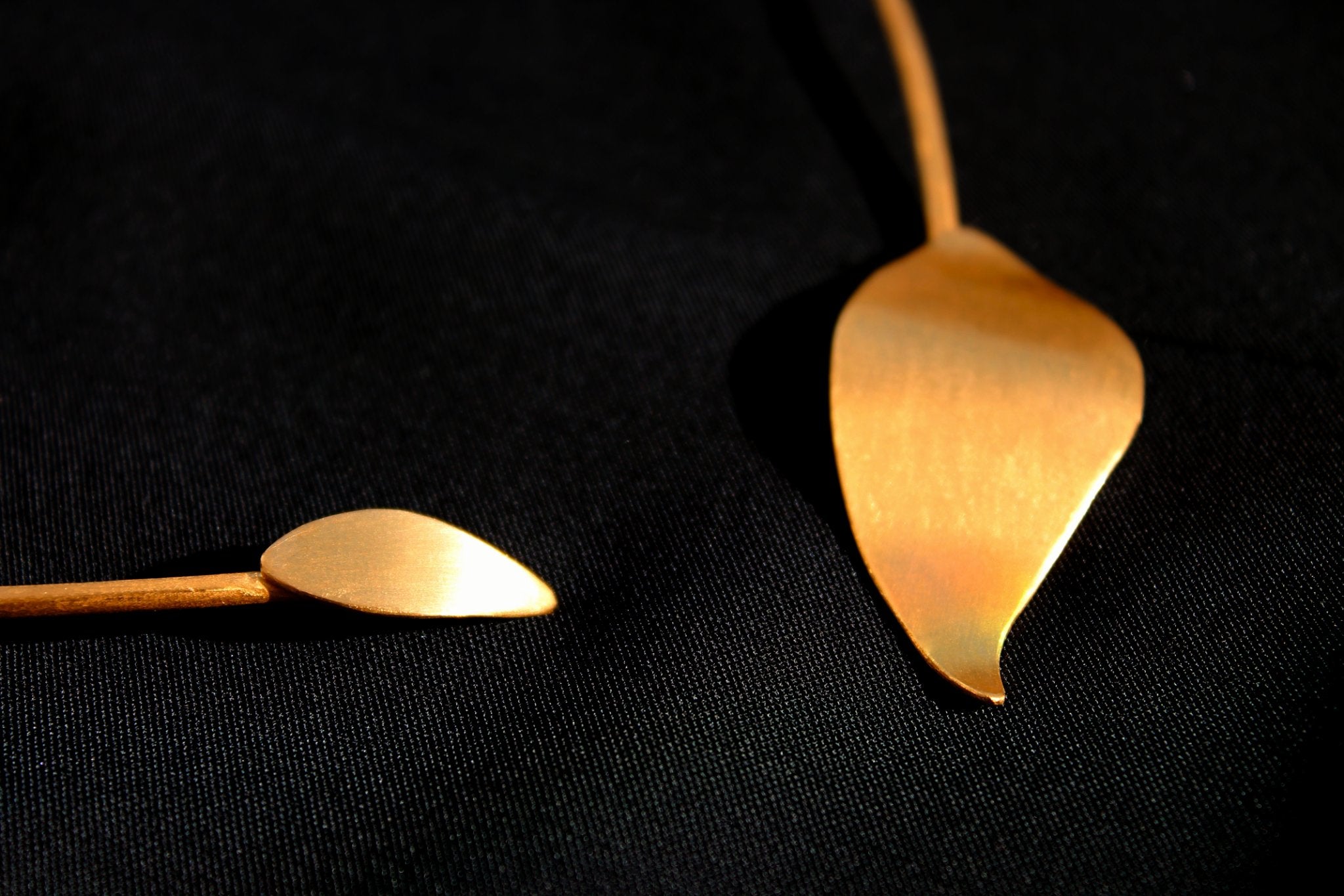 Gargantilha Oliva Assimétrica dourada | Eva Sal