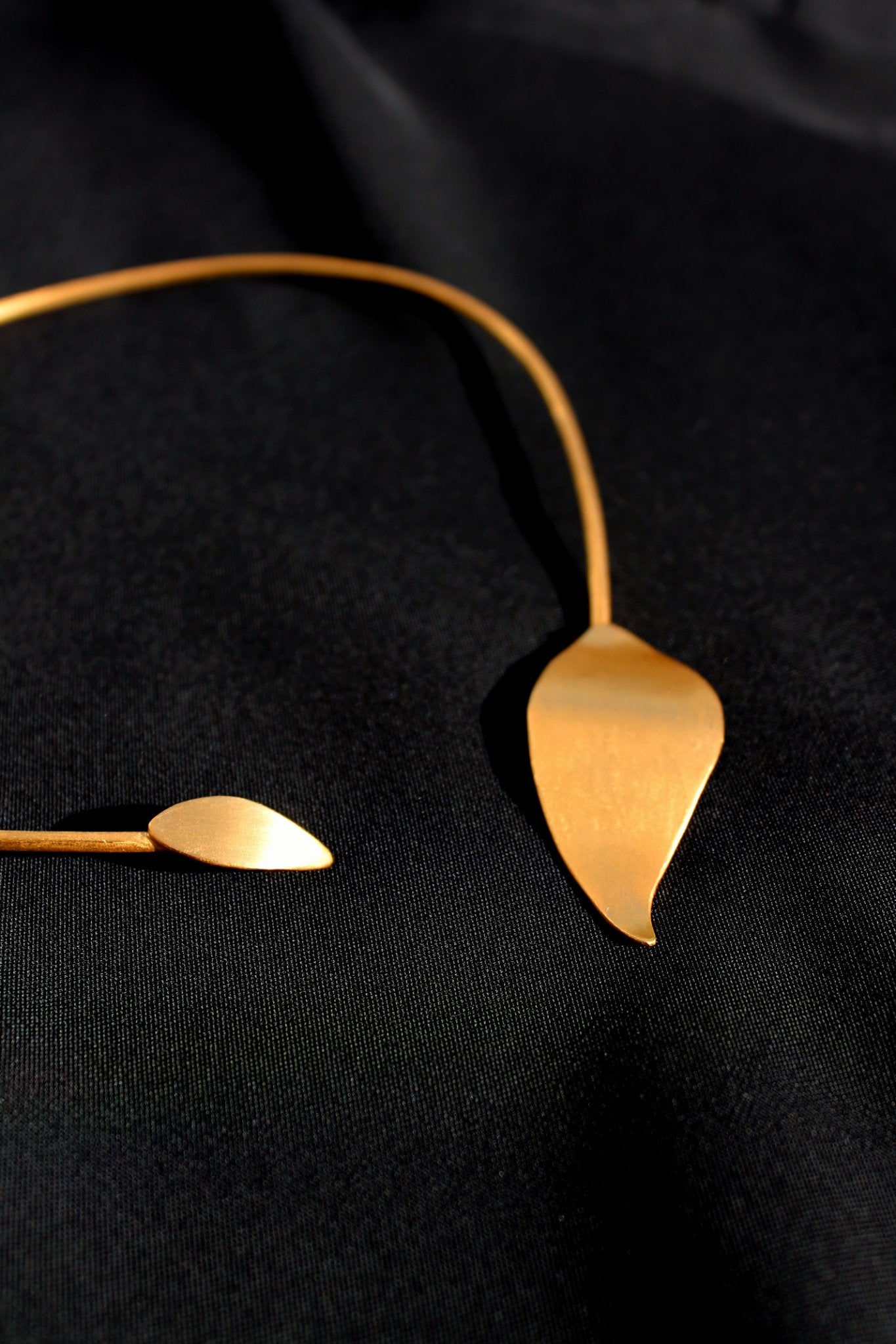 Gargantilha Oliva Assimétrica dourada | Eva Sal