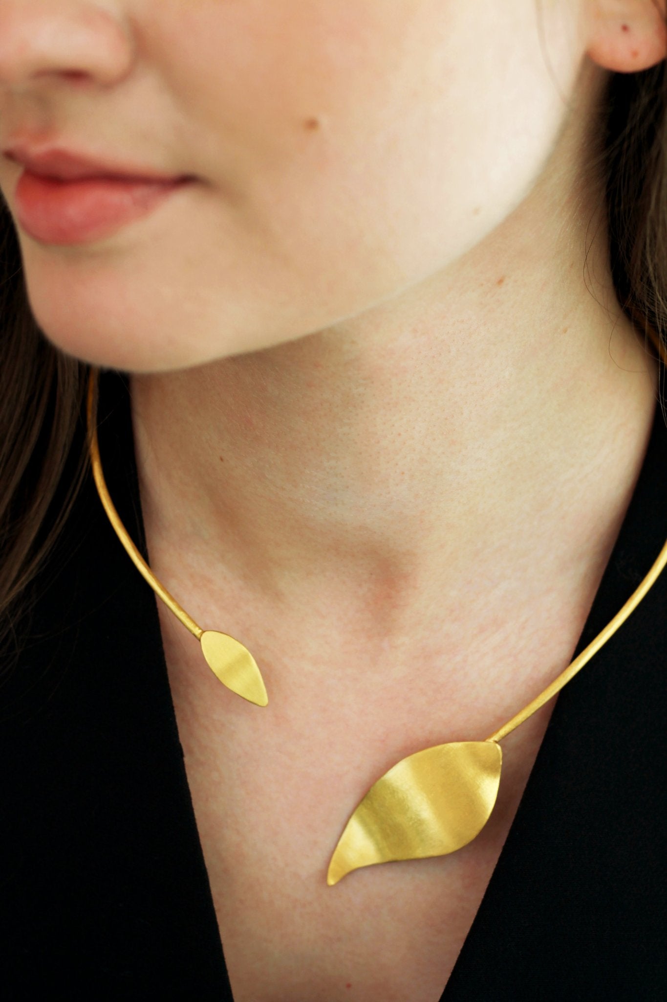 Gargantilha Oliva Assimétrica dourada | Eva Sal