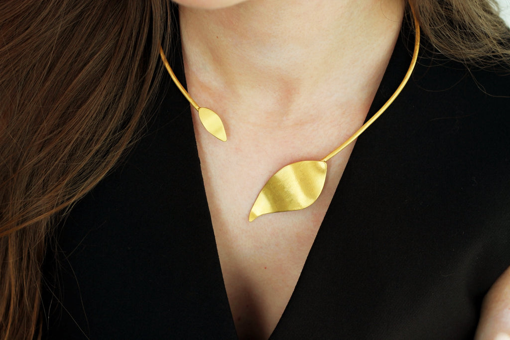 Gargantilha Oliva Assimétrica dourada | Eva Sal