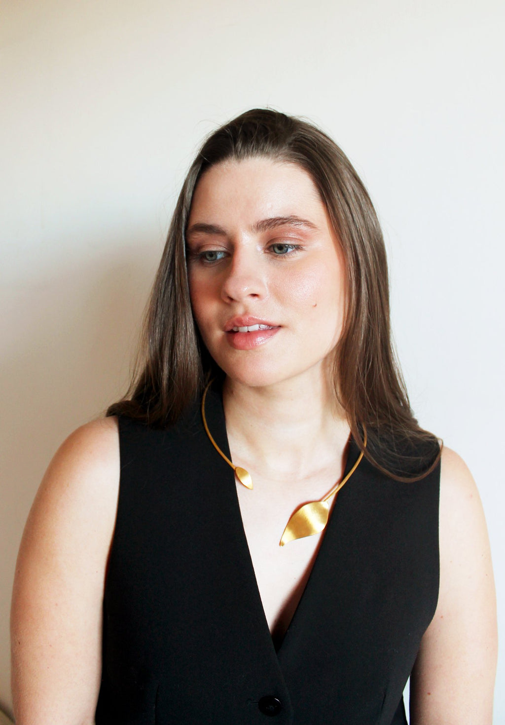 Gargantilha Oliva Assimétrica dourada | Eva Sal