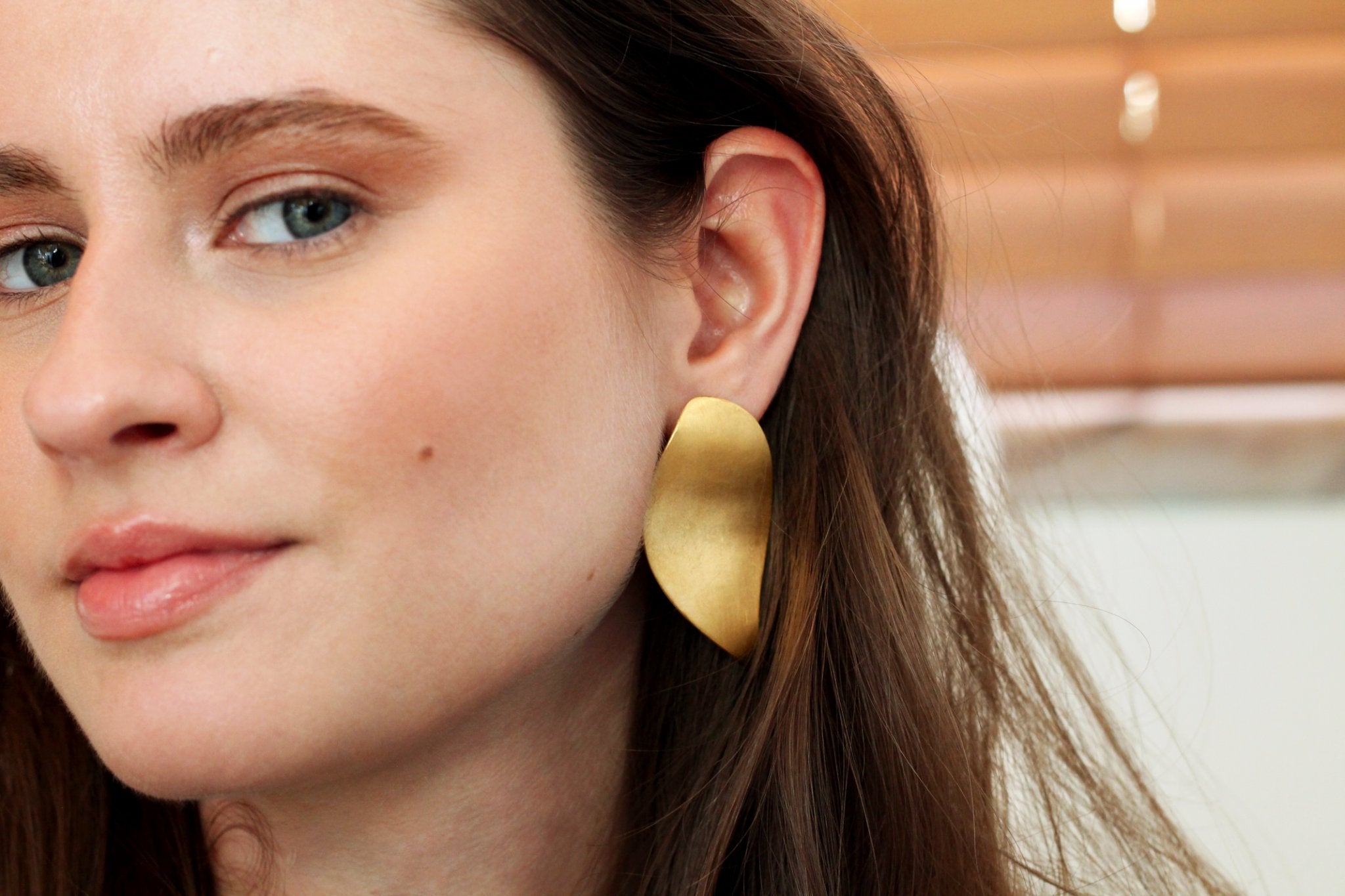 Brincos Oliva Folha grande dourados | Eva Sal