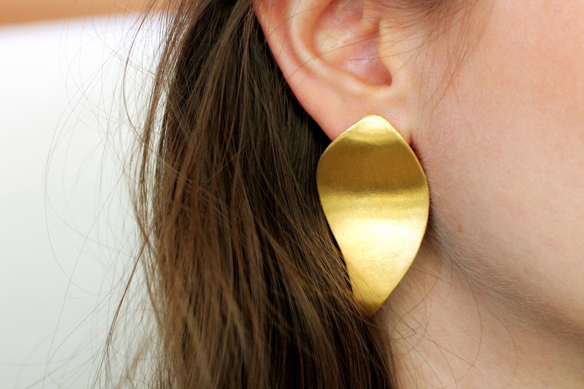 Brincos Oliva Folha grande dourados | Eva Sal