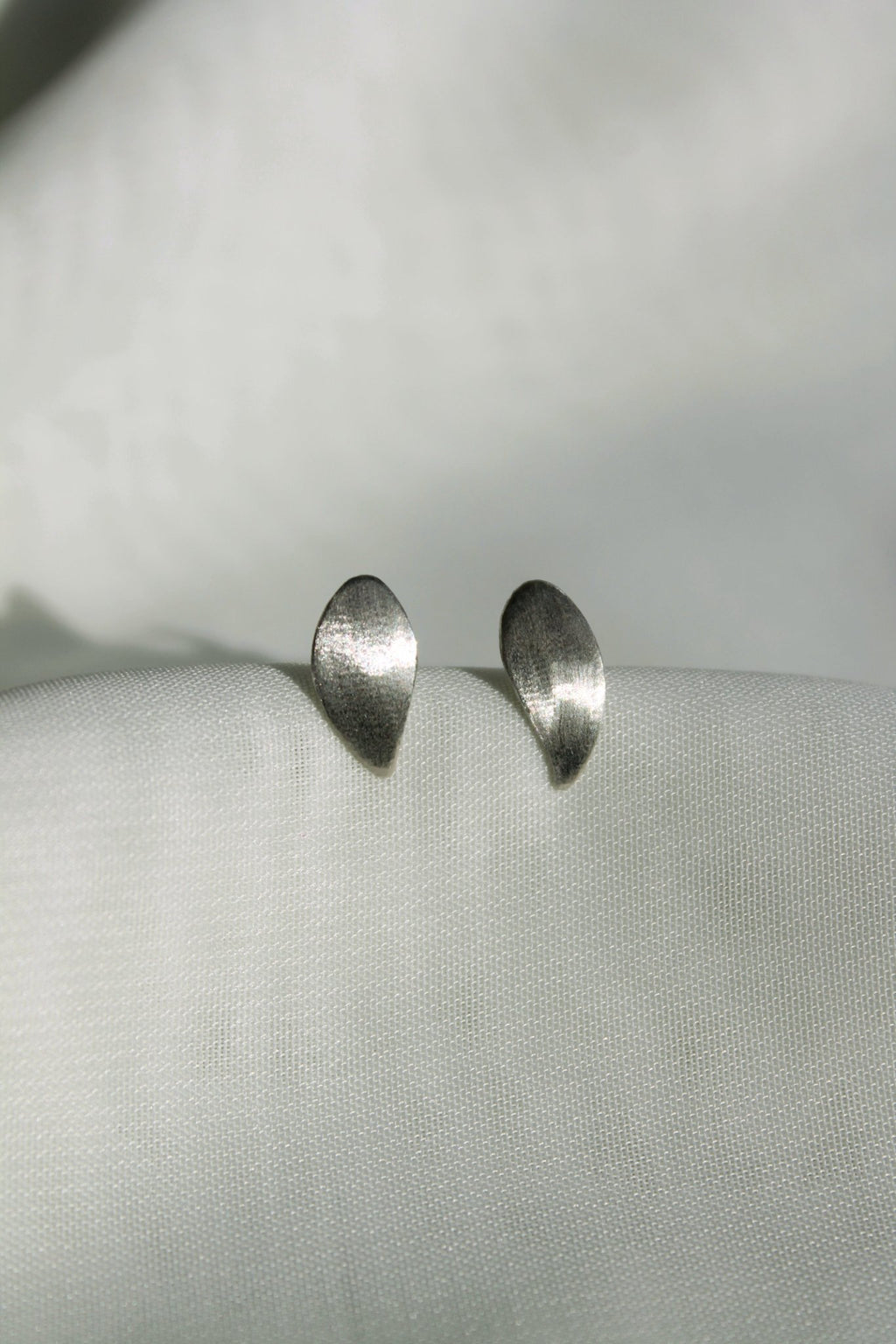 Brincos Oliva Folha pequeno prateados | Eva Sal