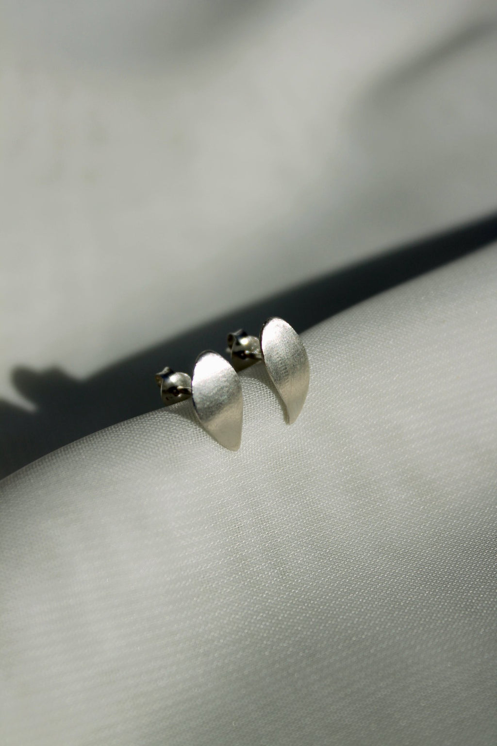 Brincos Oliva Folha pequeno prateados | Eva Sal