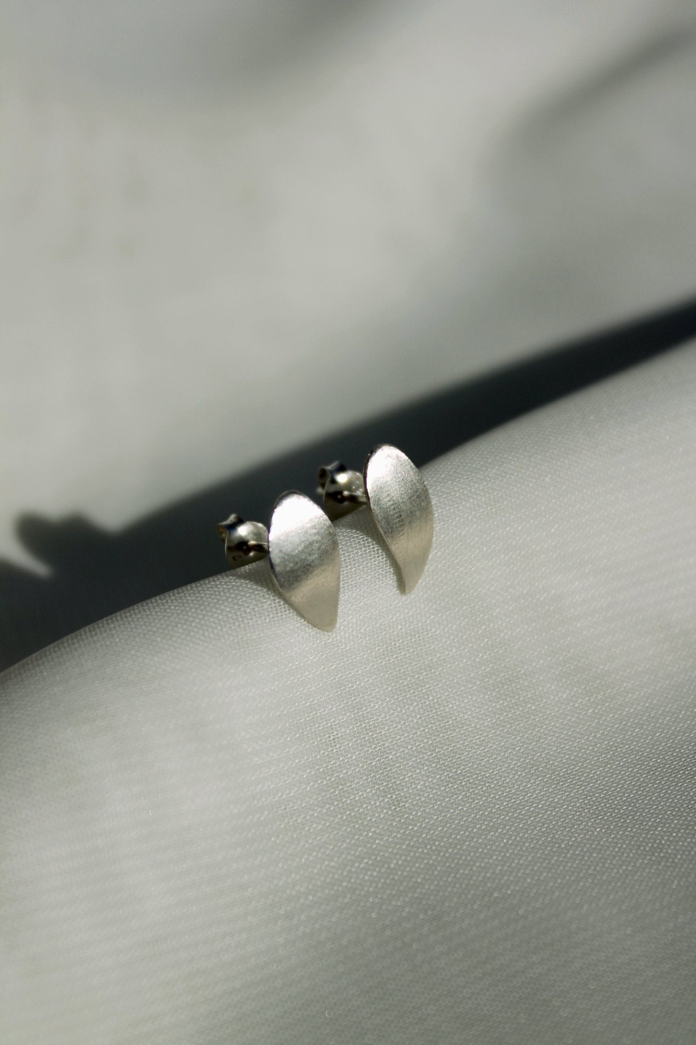 Brincos Oliva Folha pequeno prateados | Eva Sal