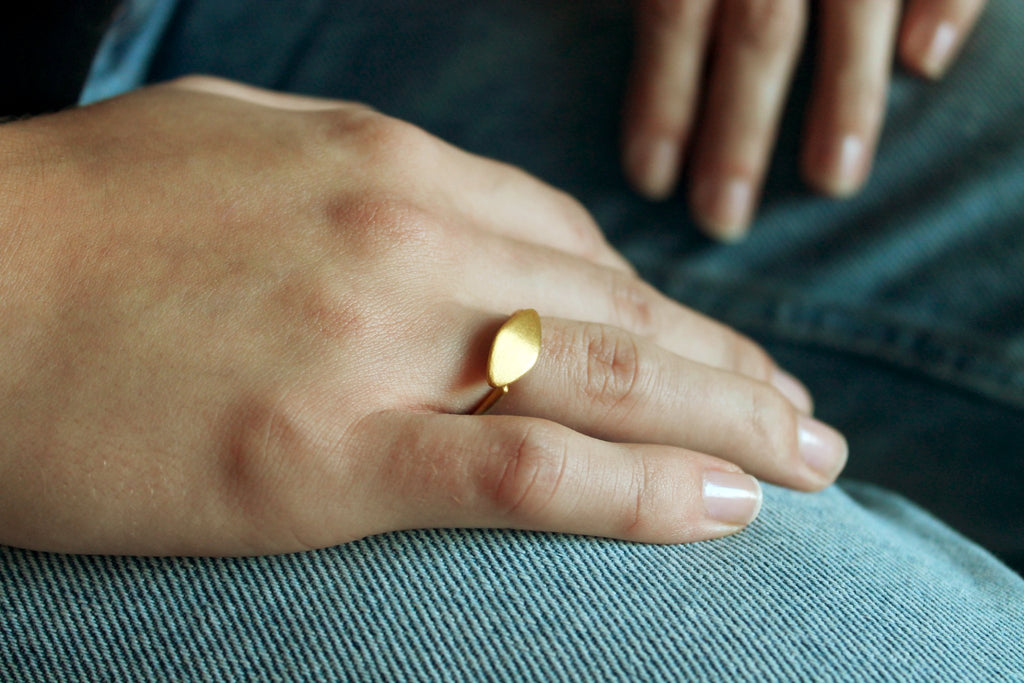 Anel Oliva Folha pequeno dourado | Eva Sal