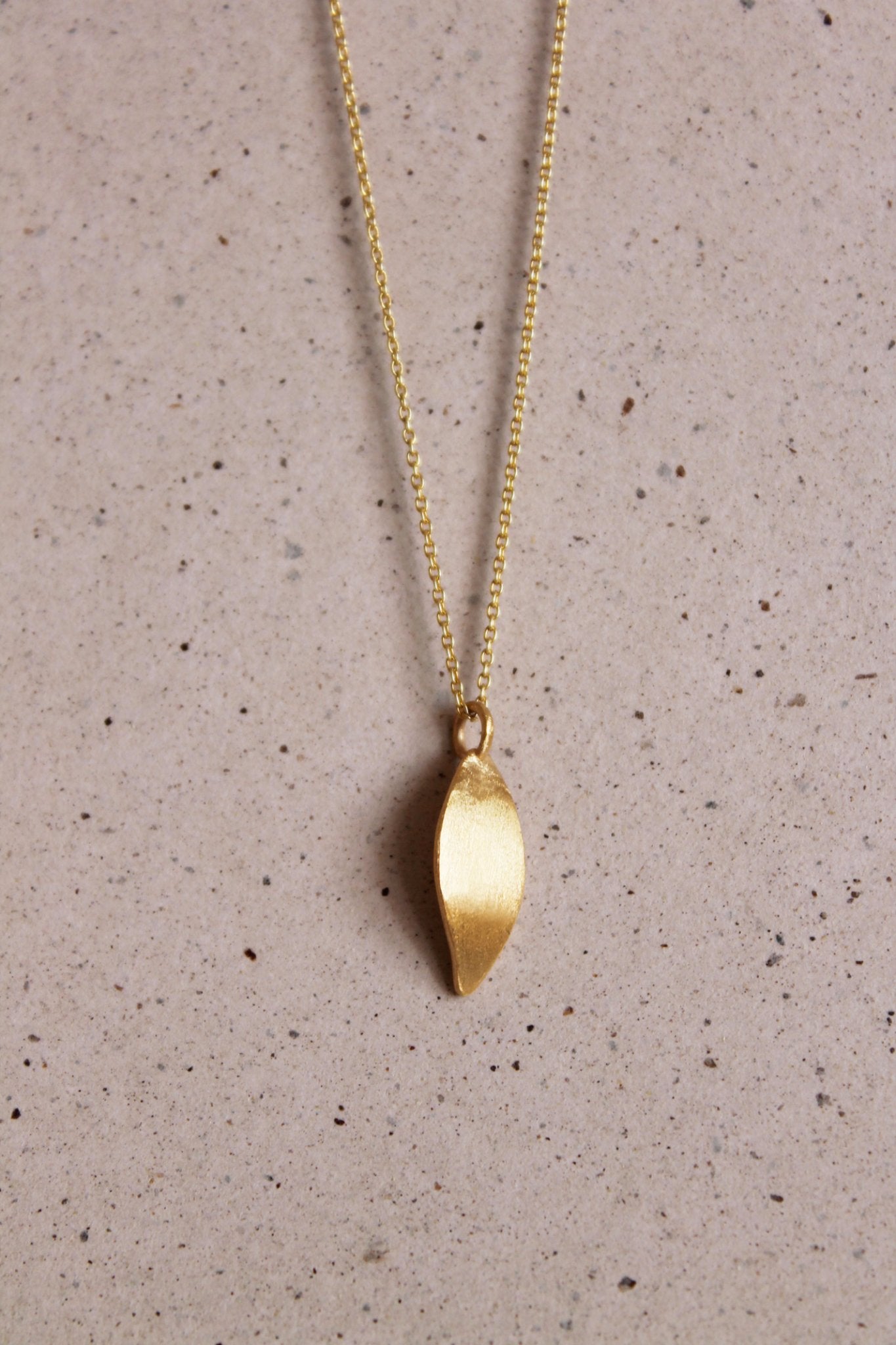 Pendente Oliva Folha pequeno dourado | Eva Sal