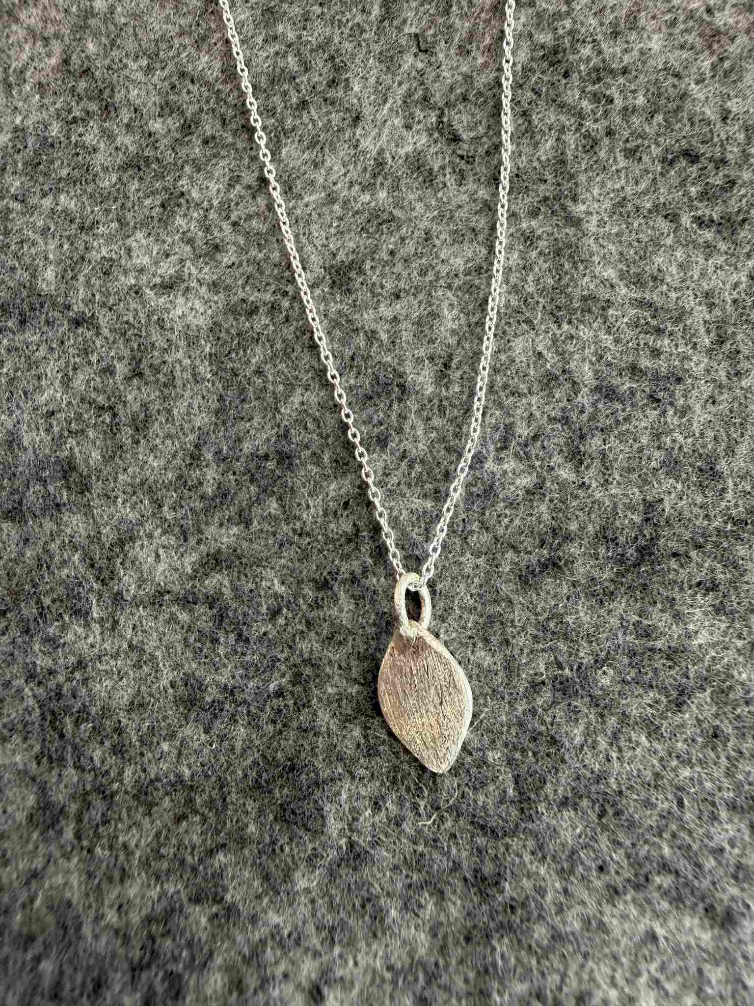 Pendente Oliva Folha pequeno prateado | Eva Sal
