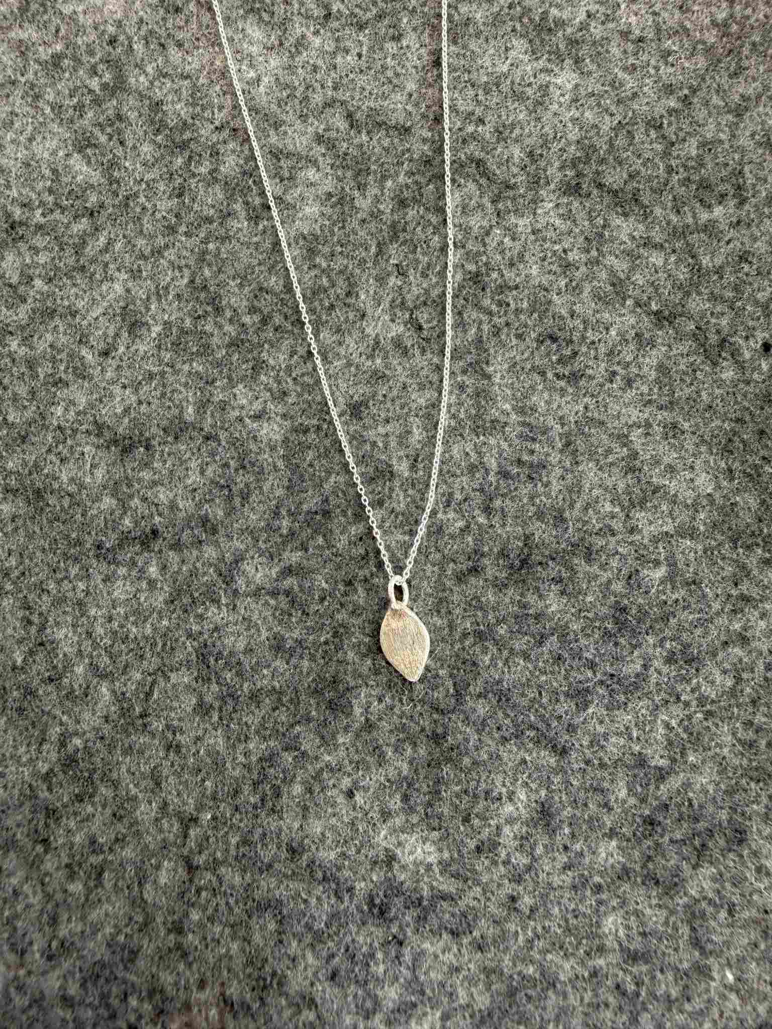 Pendente Oliva Folha pequeno prateado | Eva Sal