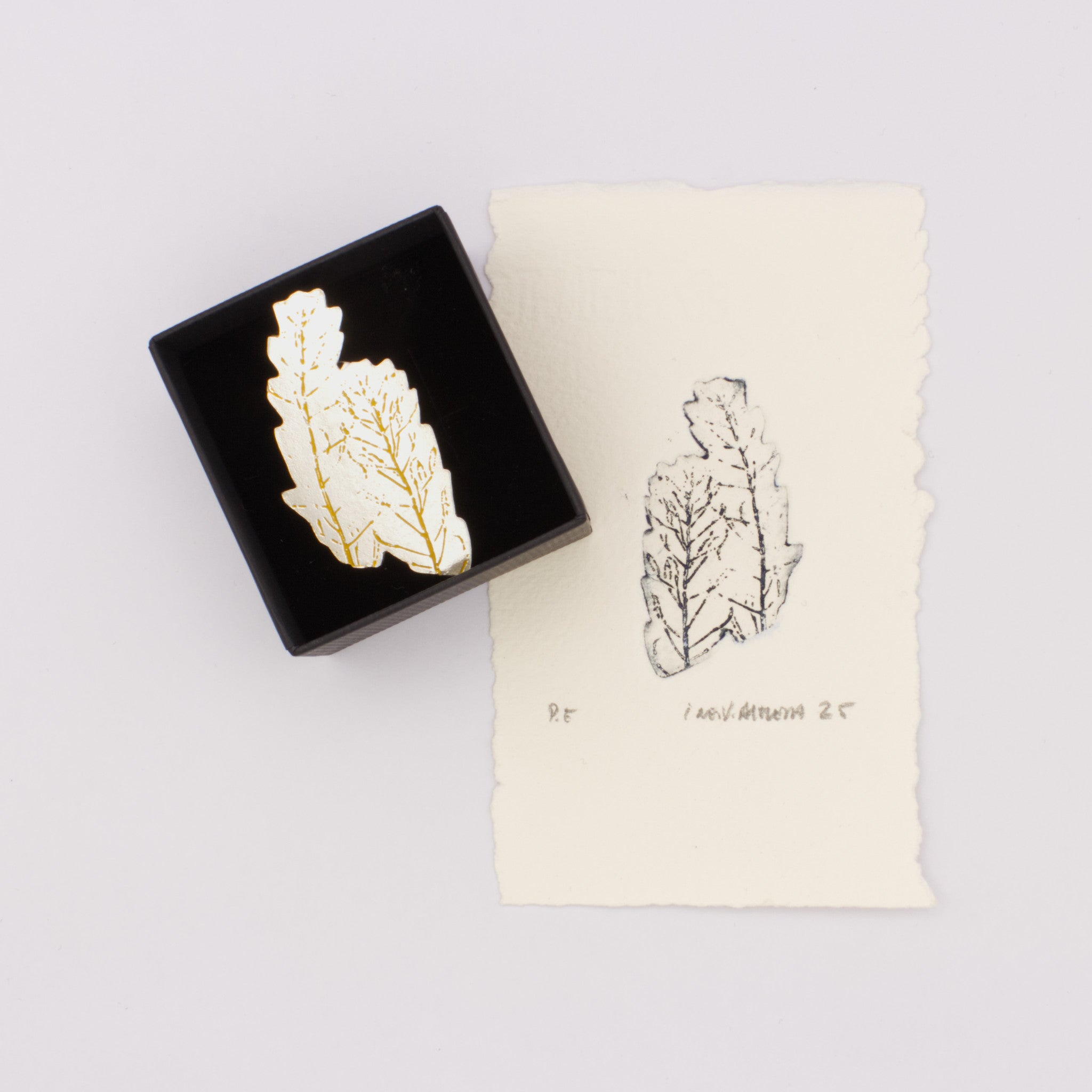 Pin Vestígios da Memória gravura 1 amarelo | Inês Almeida