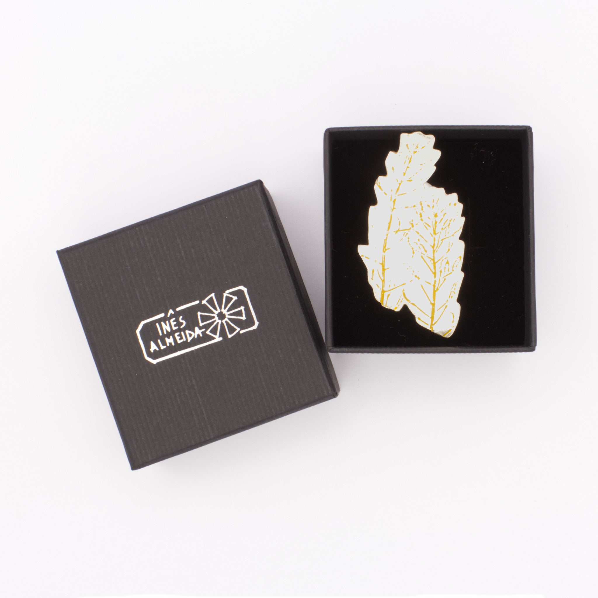 Pin Vestígios da Memória gravura 1 amarelo | Inês Almeida