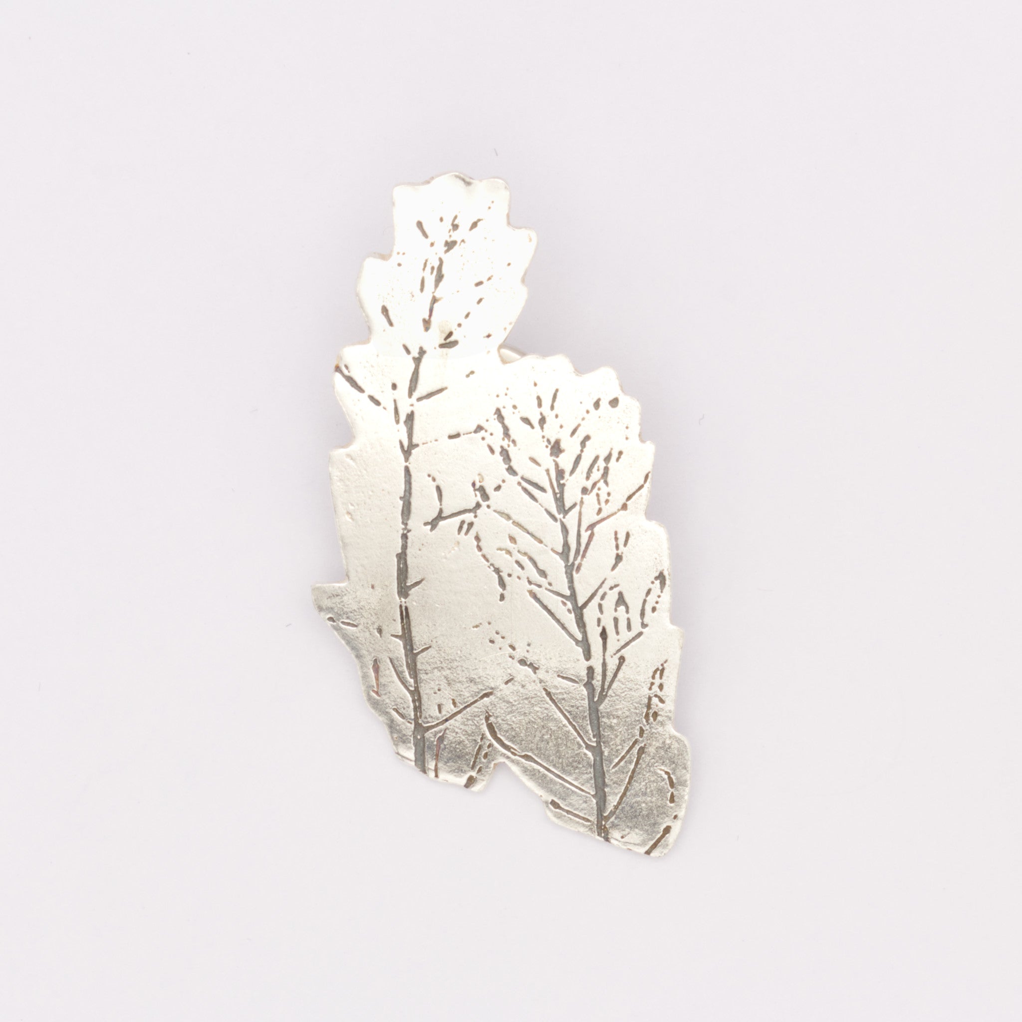 Pin Vestígios da Memória gravura 1 prateado | Inês Almeida