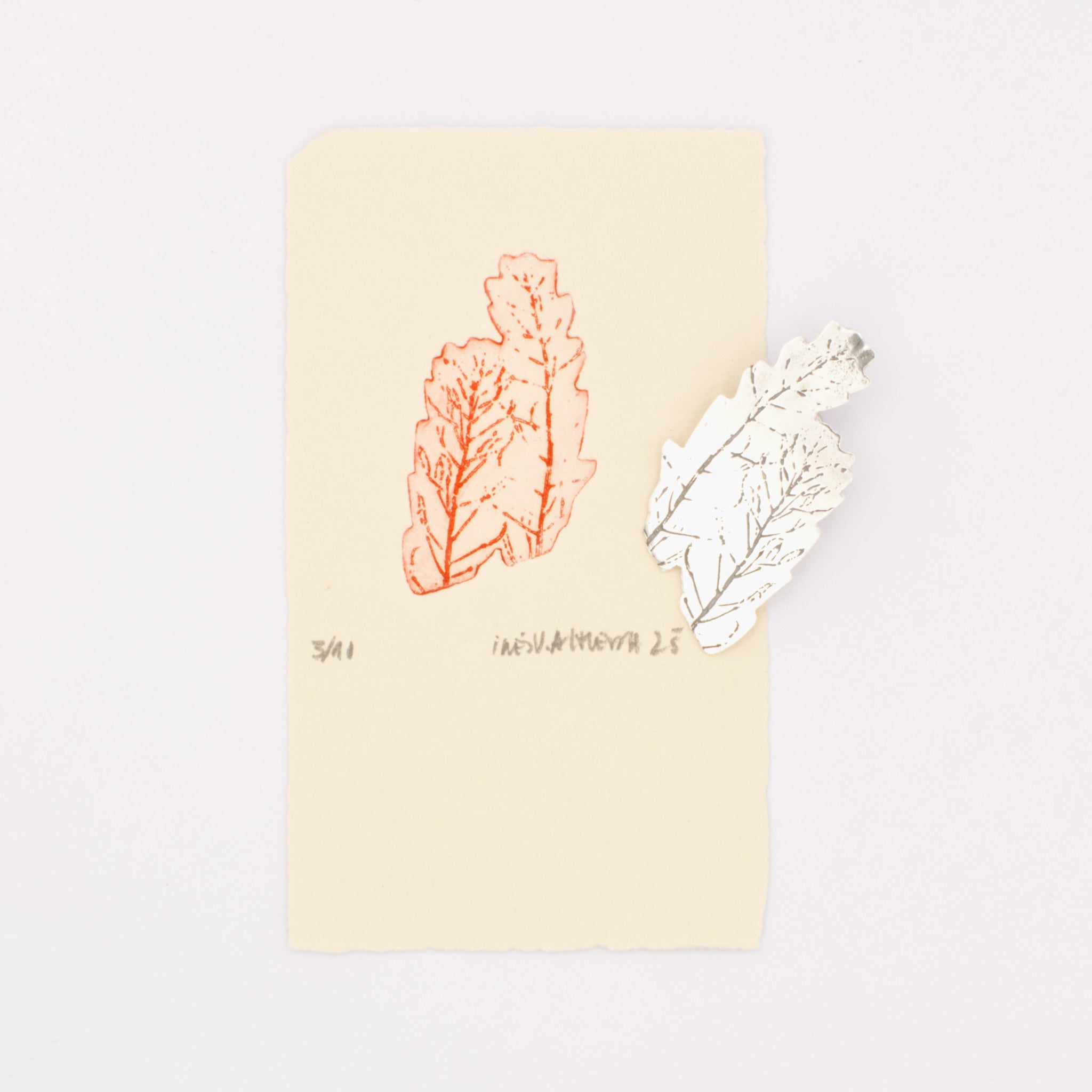 Pin Vestígios da Memória gravura 1 prateado | Inês Almeida