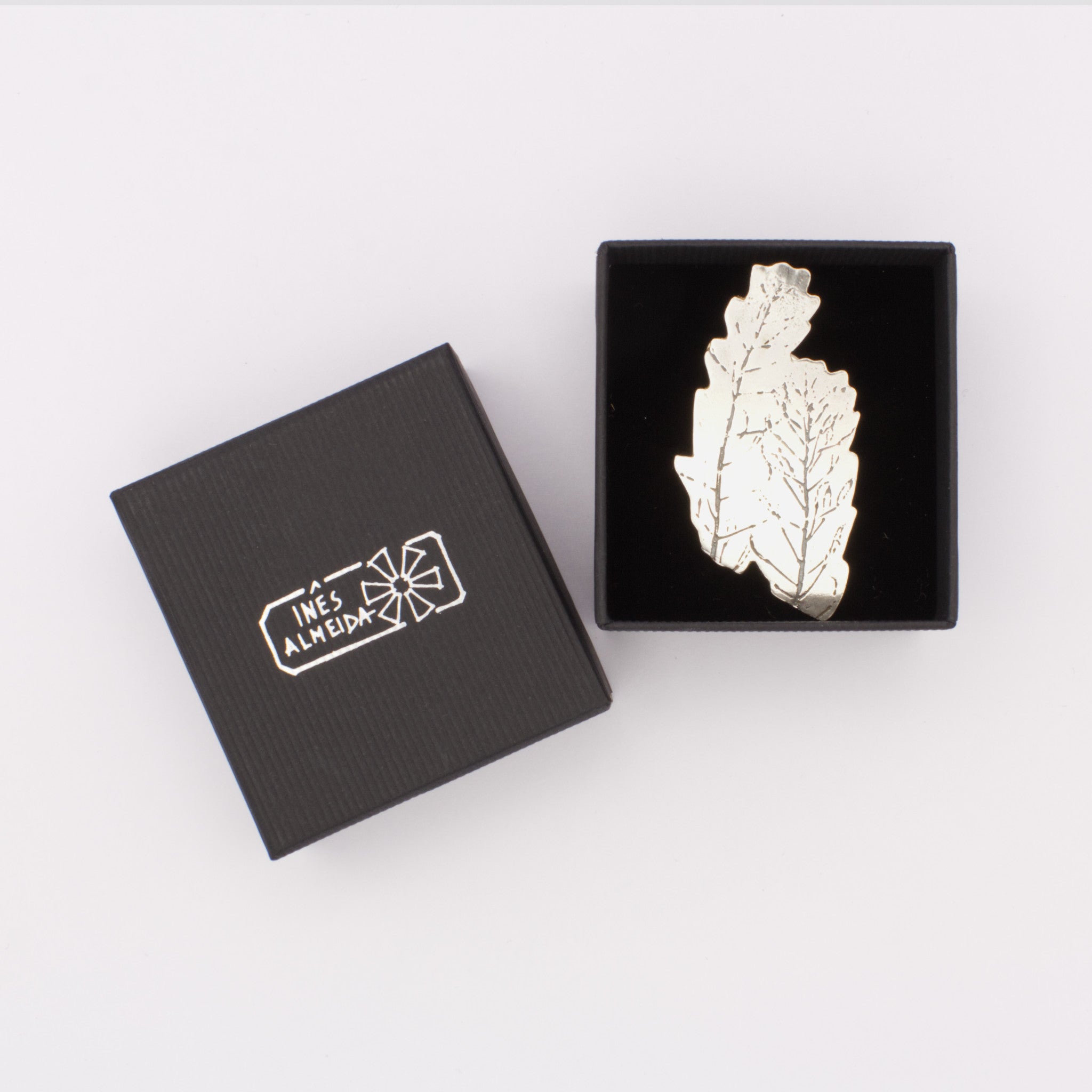 Pin Vestígios da Memória gravura 1 prateado | Inês Almeida