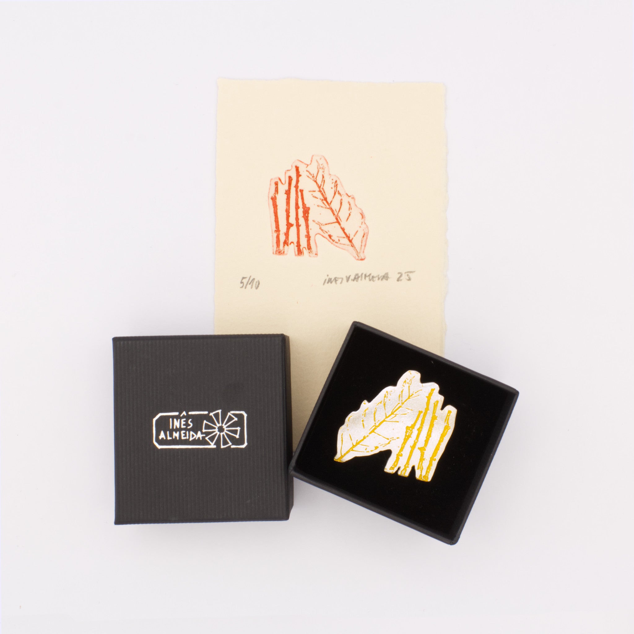 Pin Vestígios da Memória gravura 2 amarelo | Inês Almeida