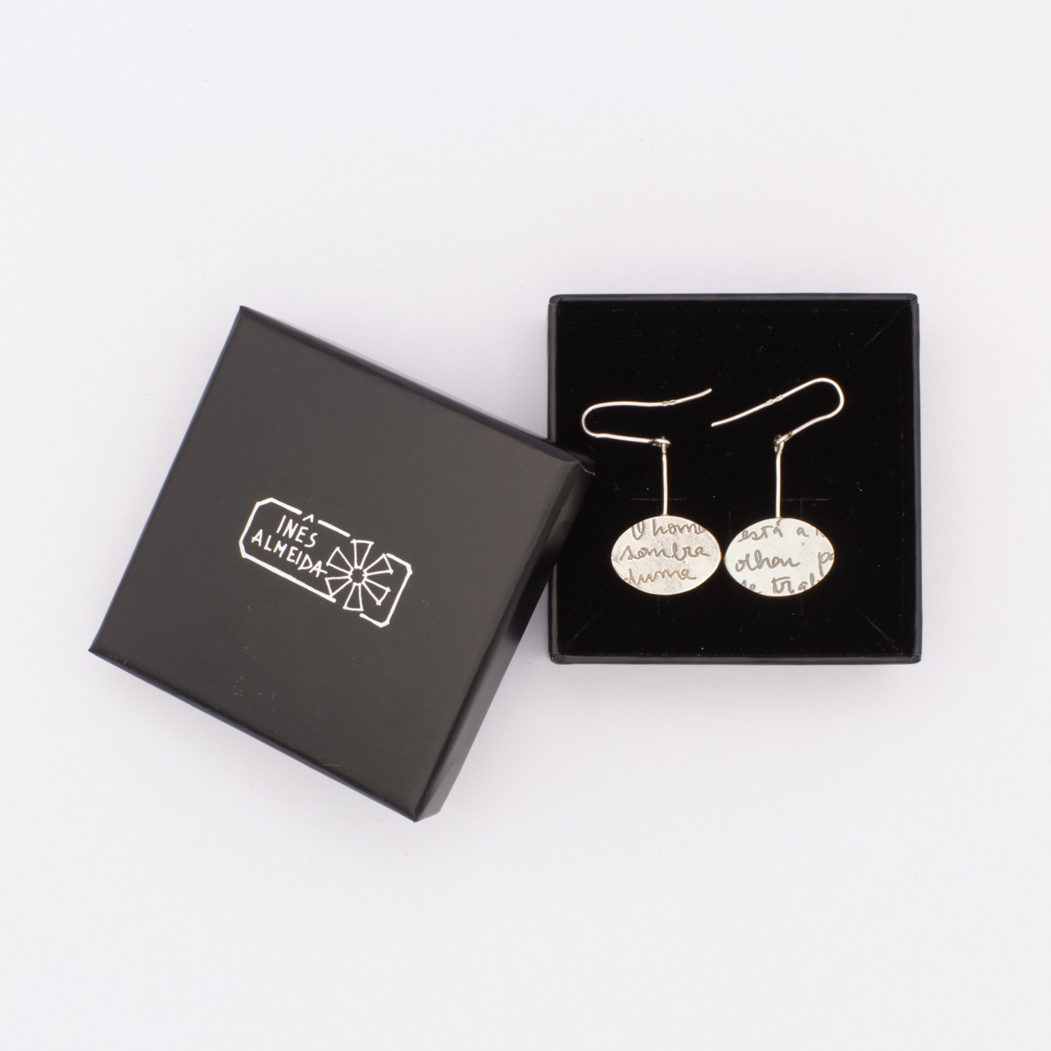 Brincos Vestígios da Memória gravura 4 prateado | Inês Almeida