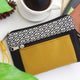 Bolsa de mão padrão geométrico, tela preta e amarelo | Joana Candeias
