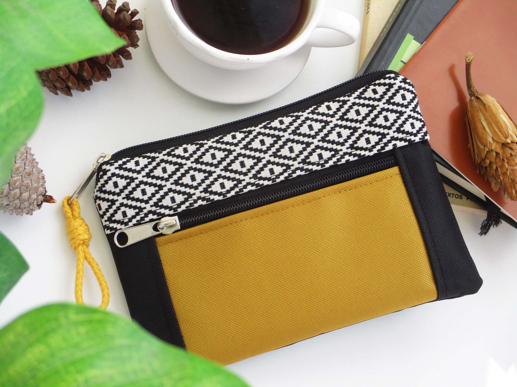 Bolsa de mão padrão geométrico, tela preta e amarelo | Joana Candeias