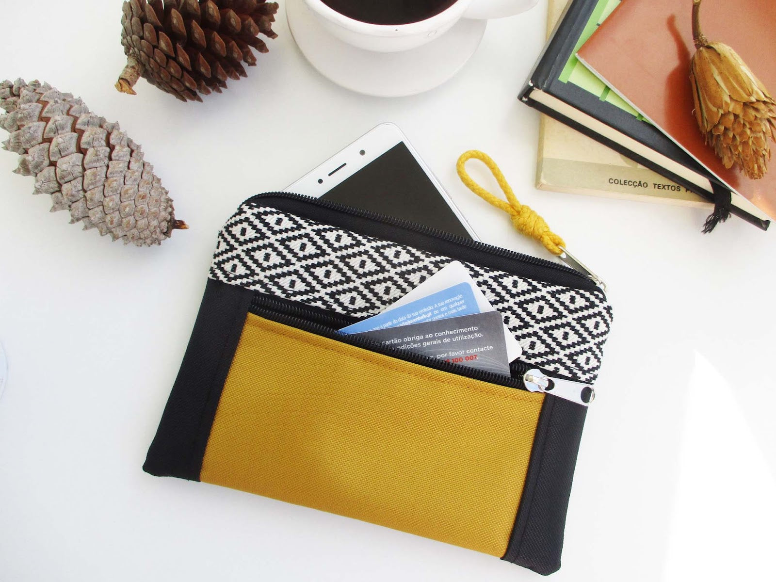 Bolsa de mão padrão geométrico, tela preta e amarelo | Joana Candeias