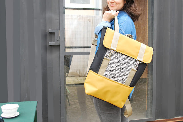 Mochila grande padrão geométrico, tela amarelo mostarda e preto | Joana Candeias