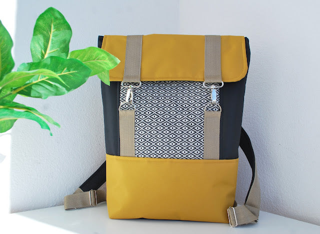 Mochila grande padrão geométrico, tela amarelo mostarda e preto | Joana Candeias
