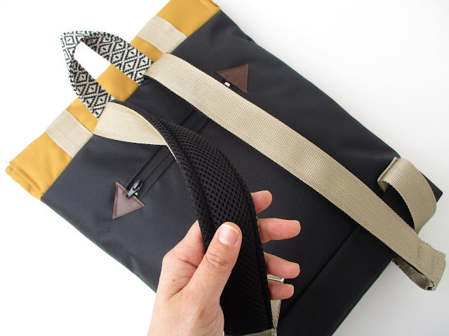 Mochila grande padrão geométrico, tela amarelo mostarda e preto | Joana Candeias