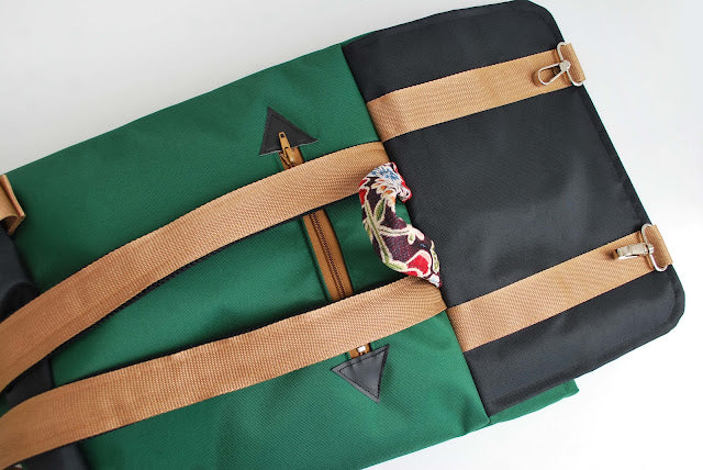 Mochila grande padrão floral, tela preto e verde | Joana Candeias