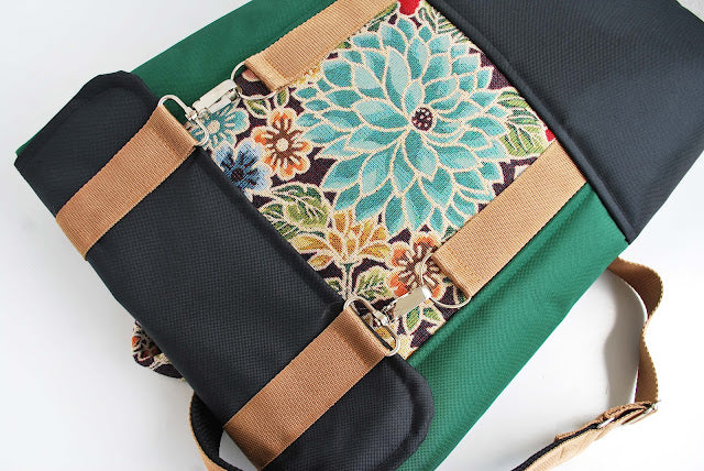 Mochila grande padrão floral, tela preto e verde | Joana Candeias
