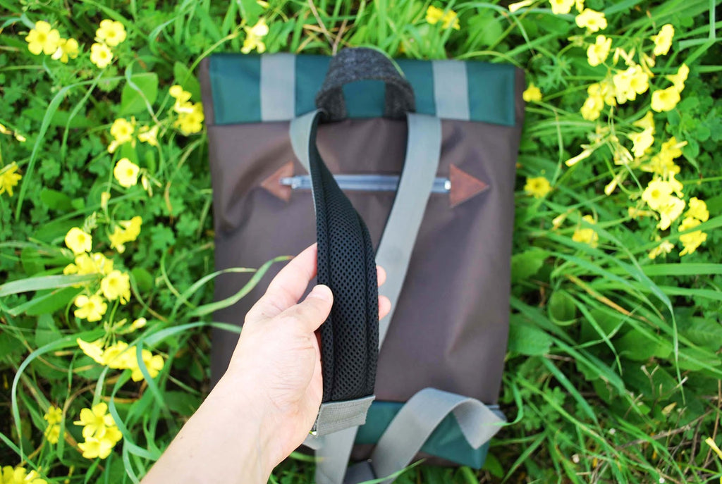 Mochila grande padrão espinhado, tela verde e castanho | Joana Candeias