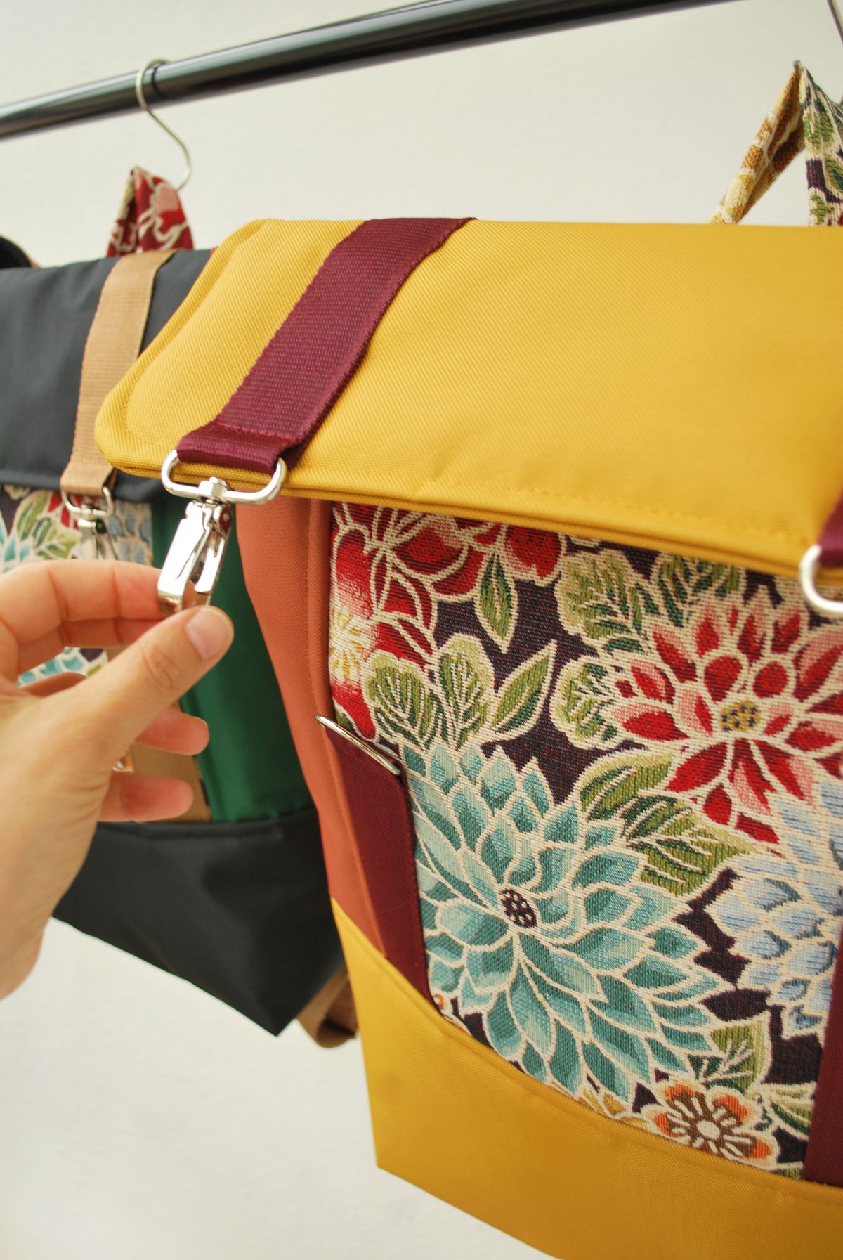 Mochila grande padrão floral, tela amarelo mostarda e laranja tijolo | Joana Candeias