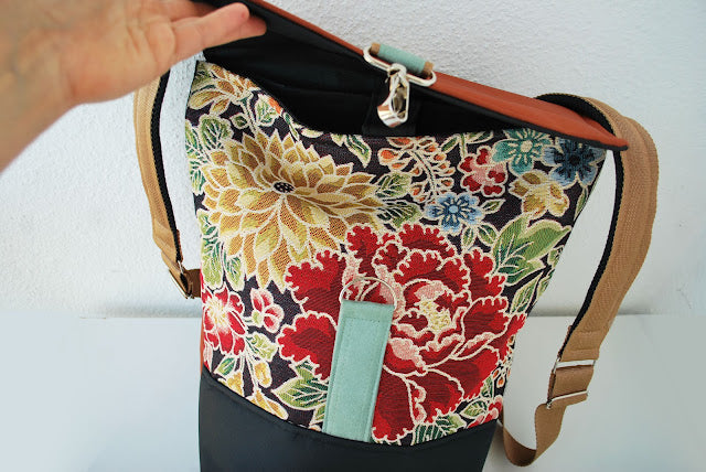 Mochila média padrão floral, topo laranja tijolo, fundo preto | Joana Candeias