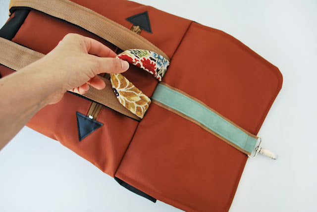 Mochila média padrão floral, topo laranja tijolo, fundo preto | Joana Candeias