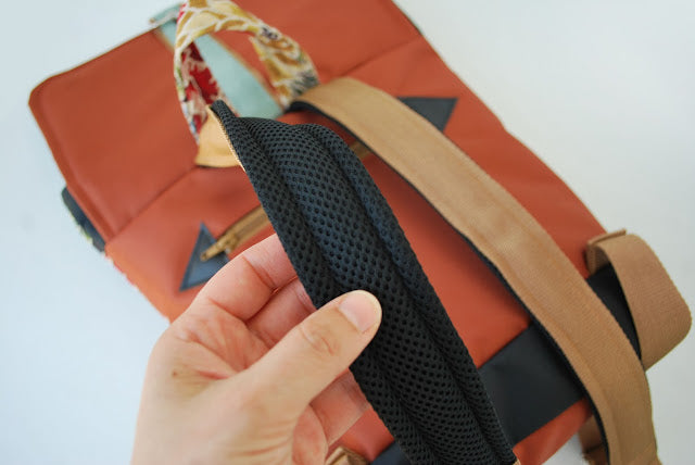 Mochila média padrão floral, topo laranja tijolo, fundo preto | Joana Candeias