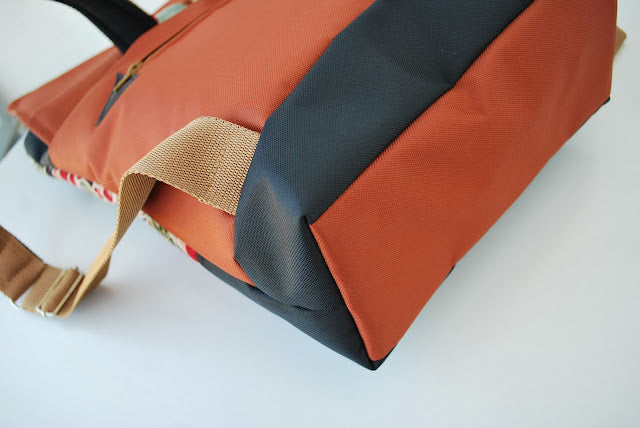 Mochila média padrão floral, topo laranja tijolo, fundo preto | Joana Candeias