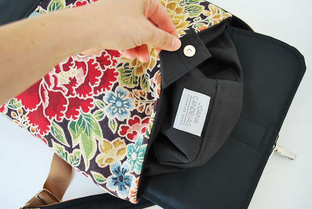 Mochila média padrão floral, topo laranja tijolo, fundo preto | Joana Candeias