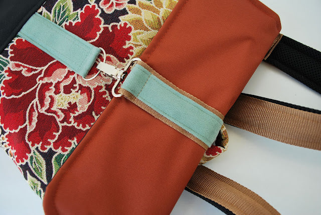 Mochila média padrão floral, topo laranja tijolo, fundo preto | Joana Candeias