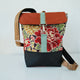 Mochila média padrão floral, topo laranja tijolo, fundo preto | Joana Candeias