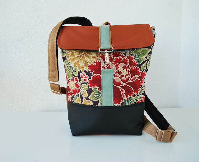 Mochila média padrão floral, topo laranja tijolo, fundo preto | Joana Candeias