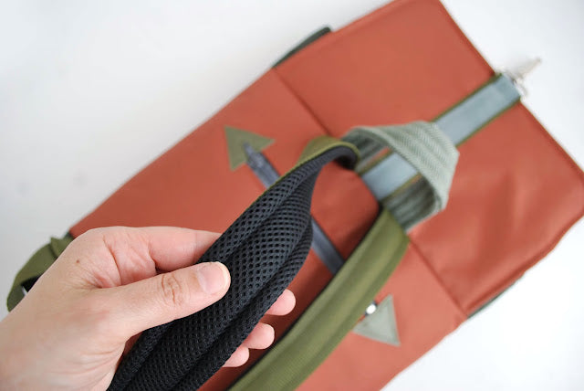 Mochila média padrão espinhado, topo laranja tijolo, fundo verde seco | Joana Candeias