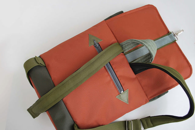 Mochila média padrão espinhado, topo laranja tijolo, fundo verde seco | Joana Candeias