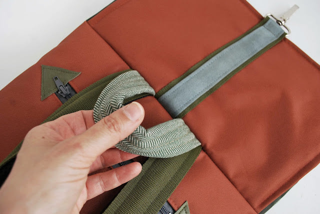 Mochila média padrão espinhado, topo laranja tijolo, fundo verde seco | Joana Candeias