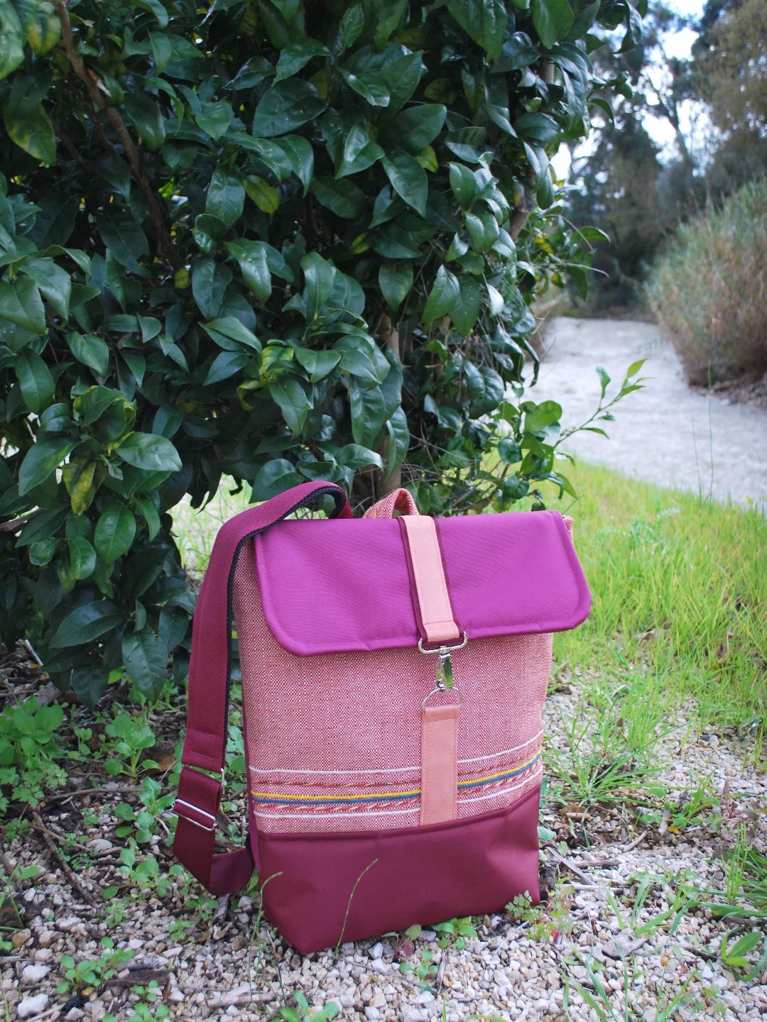 Mochila média textura laranja com bordados,  topo bordeaux, fundo rosa | Joana Candeias