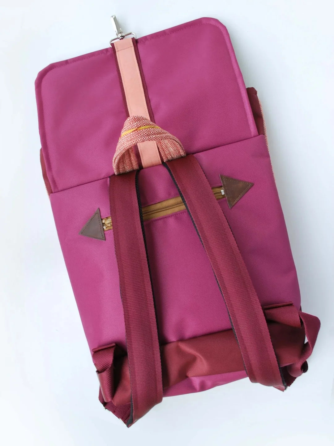 Mochila média textura laranja com bordados,  topo bordeaux, fundo rosa | Joana Candeias