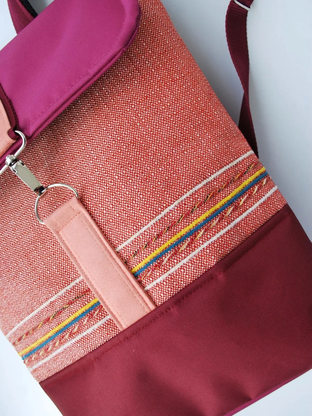 Mochila média textura laranja com bordados,  topo bordeaux, fundo rosa | Joana Candeias