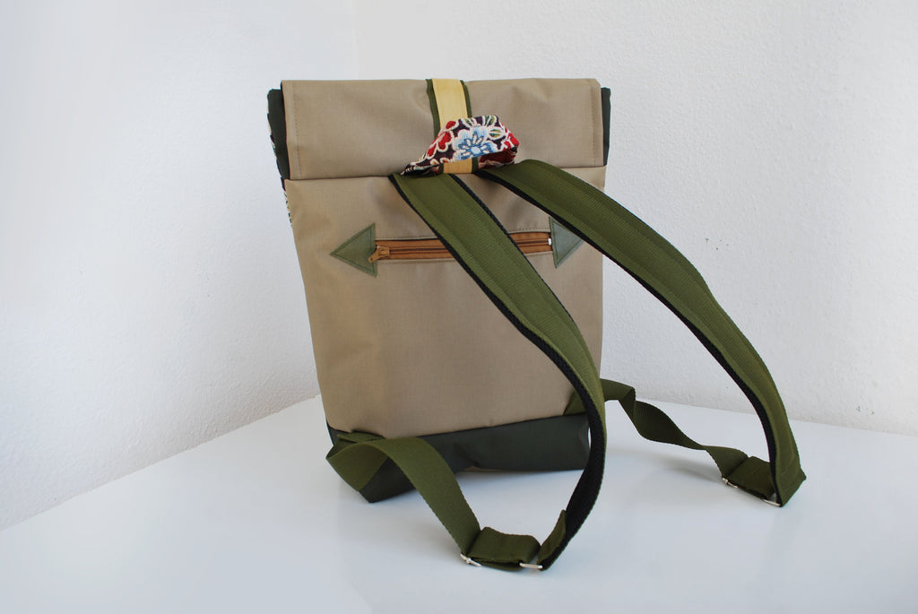 Mochila média padrão floral, topo bege, fundo verde seco | Joana Candeias