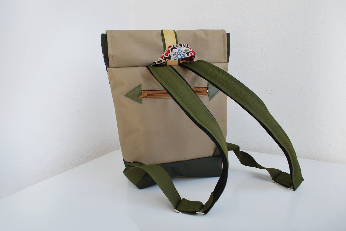 Mochila média padrão floral, topo bege, fundo verde seco | Joana Candeias