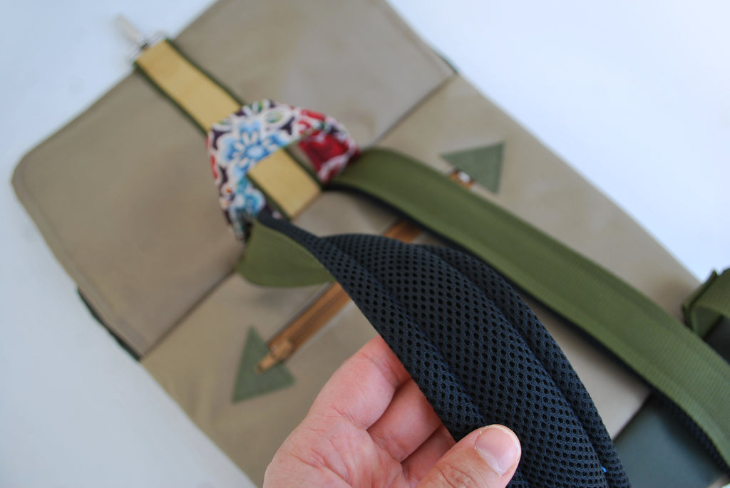 Mochila média padrão floral, topo bege, fundo verde seco | Joana Candeias