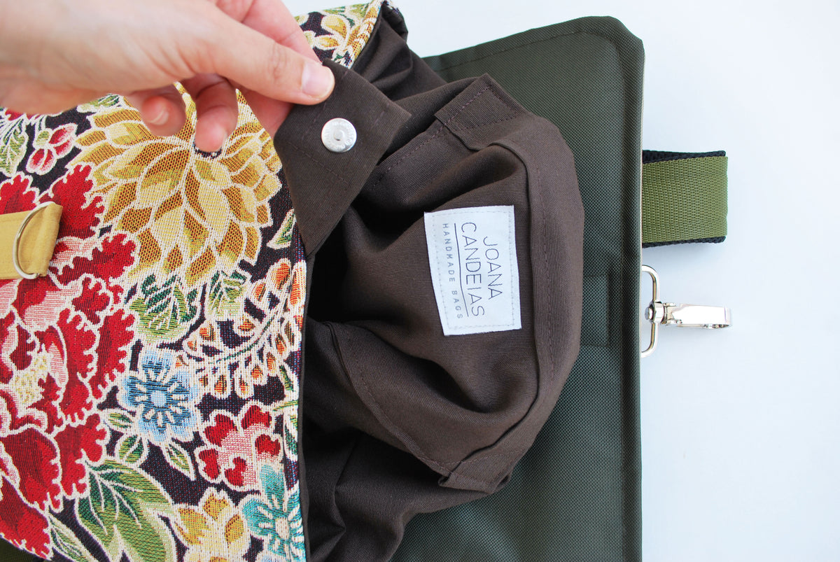 Mochila média padrão floral, topo bege, fundo verde seco | Joana Candeias